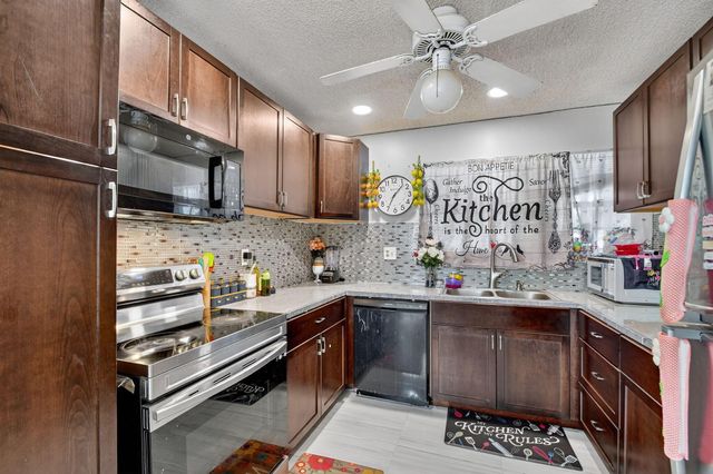 2 Cambridge Place, Boynton Beach, FL 33426