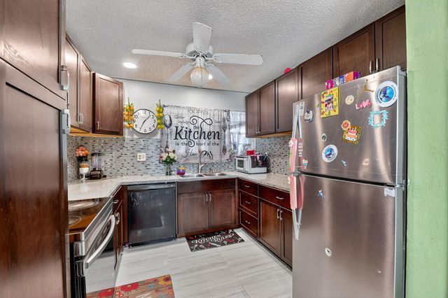 2 Cambridge Place, Boynton Beach, FL 33426