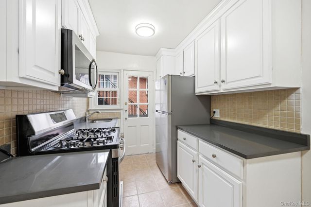 61 Davis Avenue E, White Plains, NY 10605