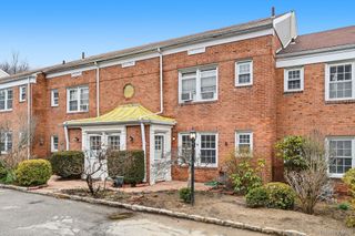 61 Davis Avenue E, White Plains, NY 10605