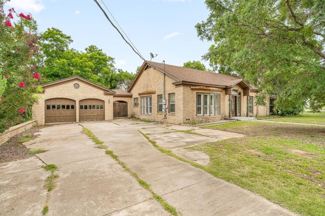 941 S Texas Street, De Leon, TX 76444