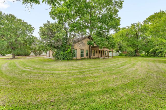 941 S Texas Street, De Leon, TX 76444