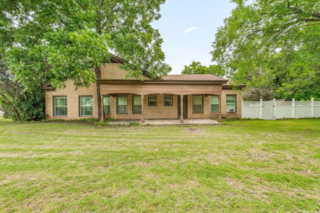 941 S Texas Street, De Leon, TX 76444
