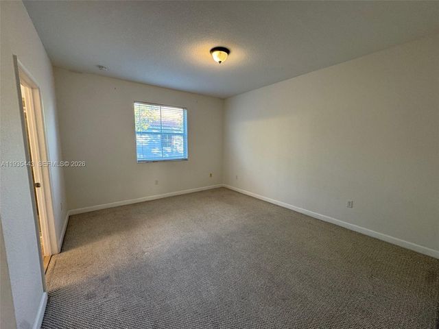 1027 NE 207th St 1027, Miami, FL 33179