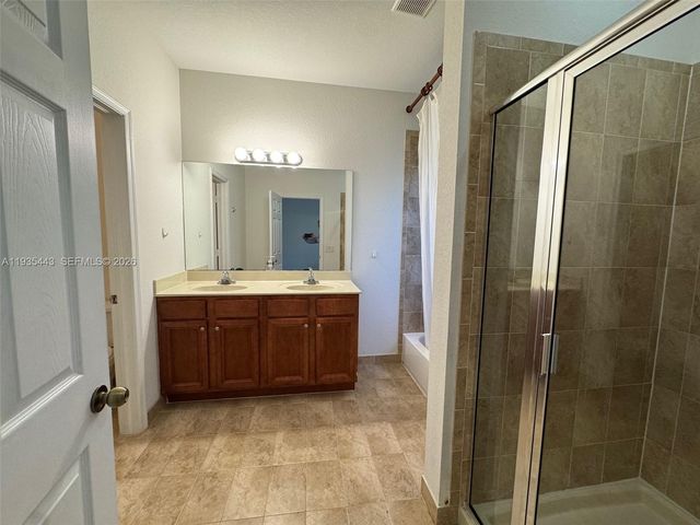 1027 NE 207th St 1027, Miami, FL 33179