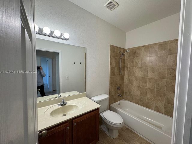 1027 NE 207th St 1027, Miami, FL 33179