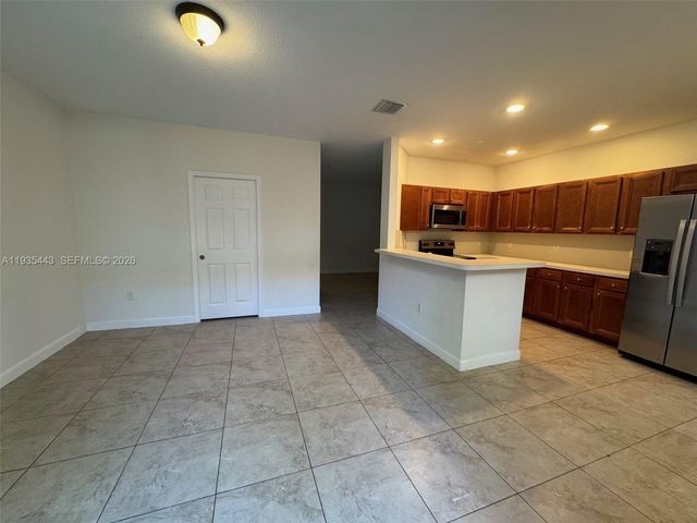 1027 NE 207th St 1027, Miami, FL 33179