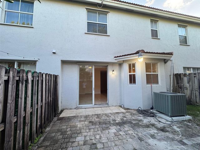 1027 NE 207th St 1027, Miami, FL 33179