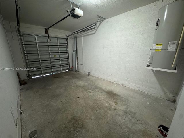 1027 NE 207th St 1027, Miami, FL 33179