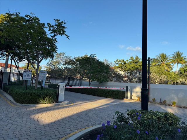 1027 NE 207th St 1027, Miami, FL 33179