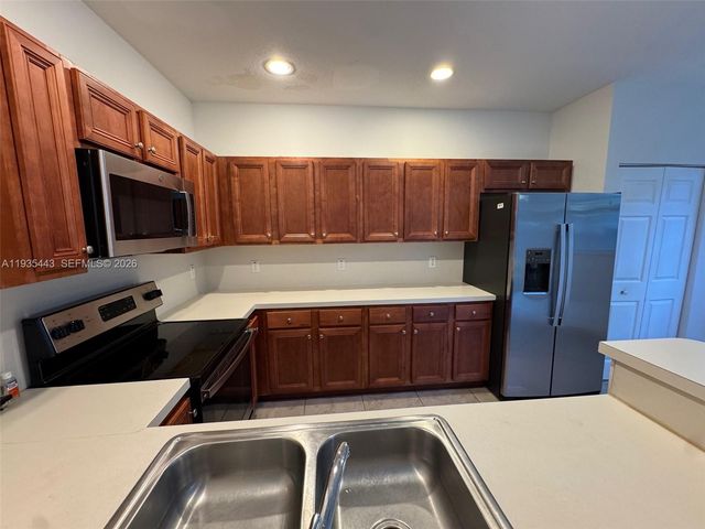 1027 NE 207th St 1027, Miami, FL 33179