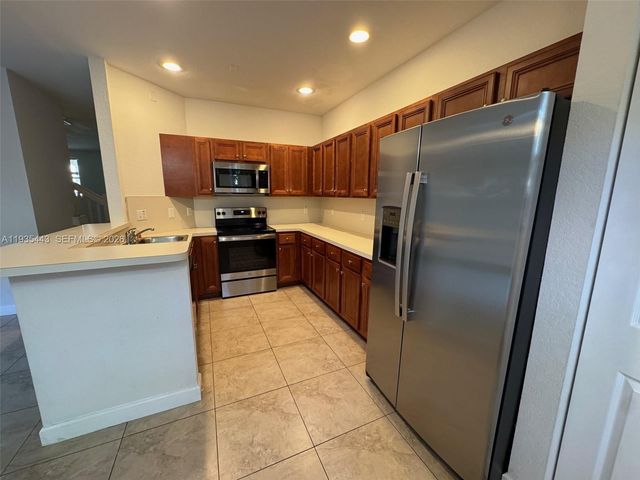 1027 NE 207th St 1027, Miami, FL 33179