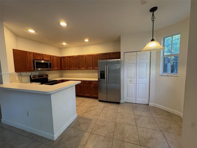 1027 NE 207th St 1027, Miami, FL 33179