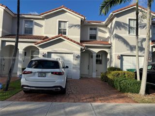 1027 NE 207th St 1027, Miami, FL 33179