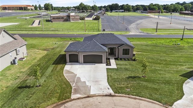1205 Cottonwood Court, Paola, KS 66071