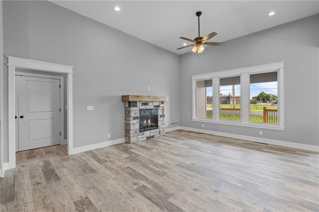 1205 Cottonwood Court, Paola, KS 66071