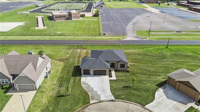 1205 Cottonwood Court, Paola, KS 66071
