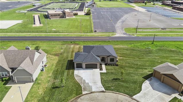 1205 Cottonwood Court, Paola, KS 66071
