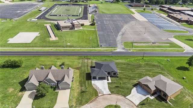 1205 Cottonwood Court, Paola, KS 66071