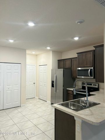 911 CAPITOL Parkway, Jacksonville, FL 32218