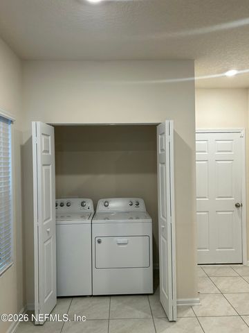 911 CAPITOL Parkway, Jacksonville, FL 32218