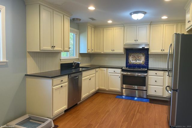 150 Hollister Way South 150, Glastonbury, CT 06033