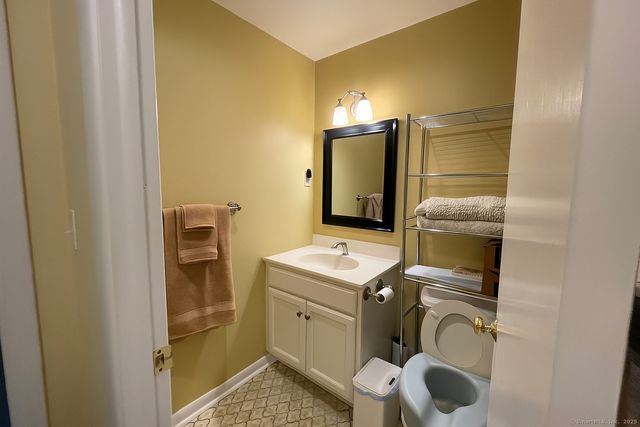 150 Hollister Way South 150, Glastonbury, CT 06033
