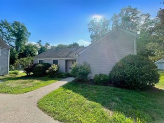 150 Hollister Way South 150, Glastonbury, CT 06033
