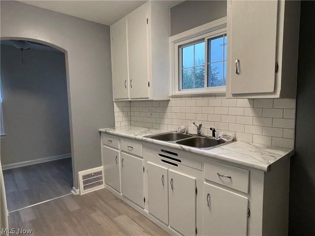 2800 Hillside Road, Seven Hills, OH 44131