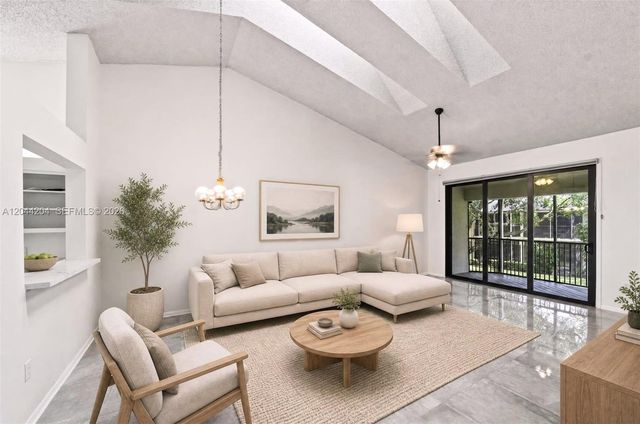 73 NW 98th Ter, Plantation, FL 33324