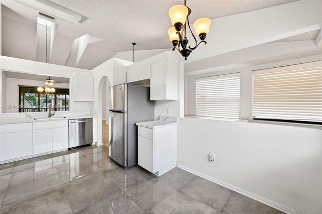 73 NW 98th Ter, Plantation, FL 33324