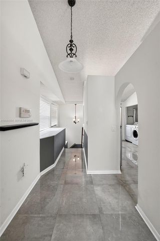 73 NW 98th Ter, Plantation, FL 33324