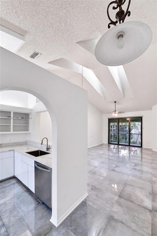 73 NW 98th Ter, Plantation, FL 33324