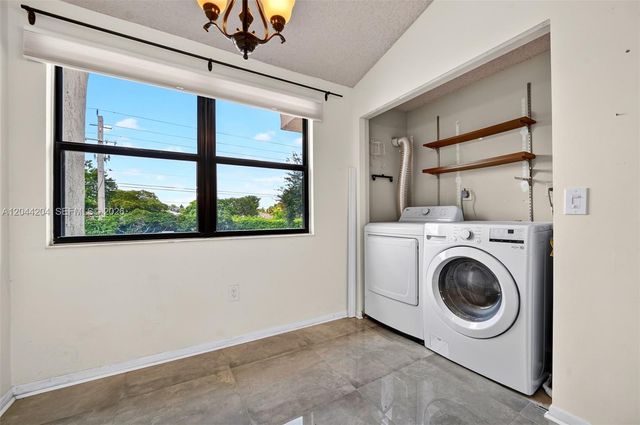 73 NW 98th Ter, Plantation, FL 33324