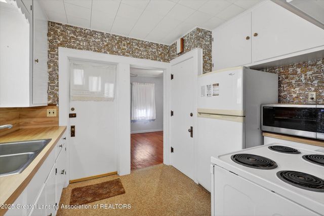 2305 Forest Avenue, Lansing, MI 48910