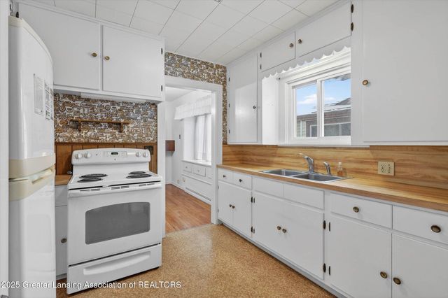 2305 Forest Avenue, Lansing, MI 48910