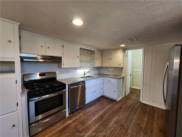 1405 Broadmoor Drive, Bryan, TX 77802