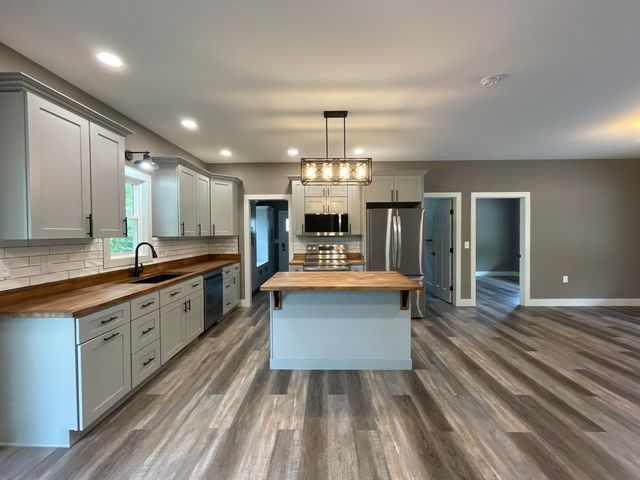 106 Park Shores CIR, Moneta, VA 24121