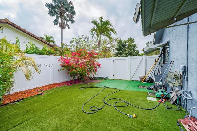 7211 NW 76th St, Tamarac, FL 33321