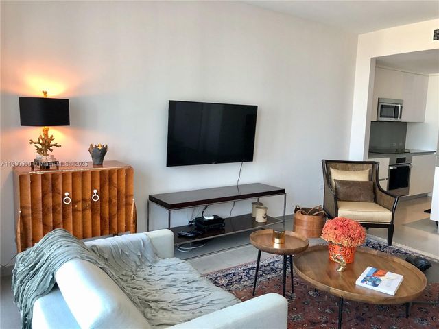 68 SE 6th St 2006, Miami, FL 33131