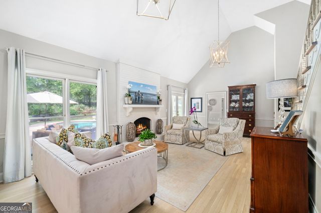 1040 Finnsbury Drive, Roswell, GA 30075