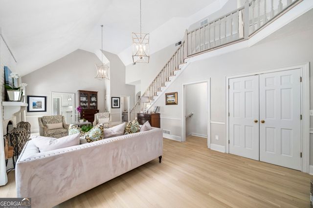 1040 Finnsbury Drive, Roswell, GA 30075