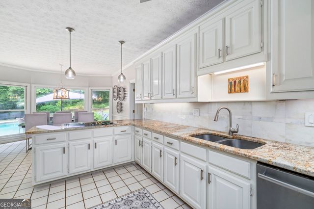 1040 Finnsbury Drive, Roswell, GA 30075