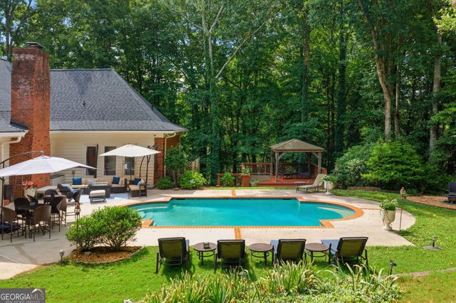1040 Finnsbury Drive, Roswell, GA 30075