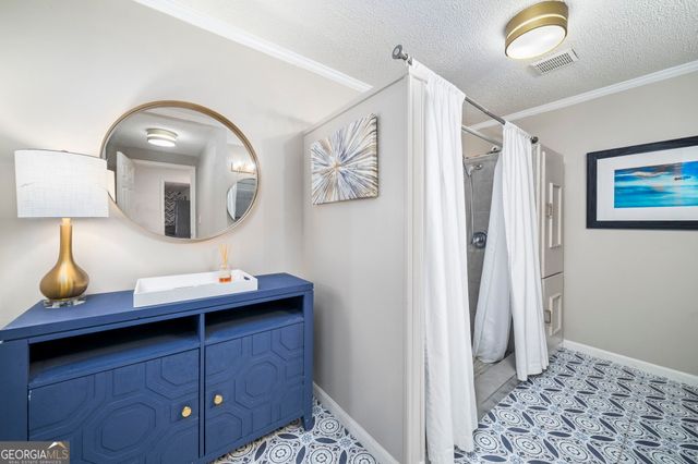 1040 Finnsbury Drive, Roswell, GA 30075