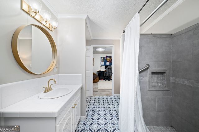 1040 Finnsbury Drive, Roswell, GA 30075