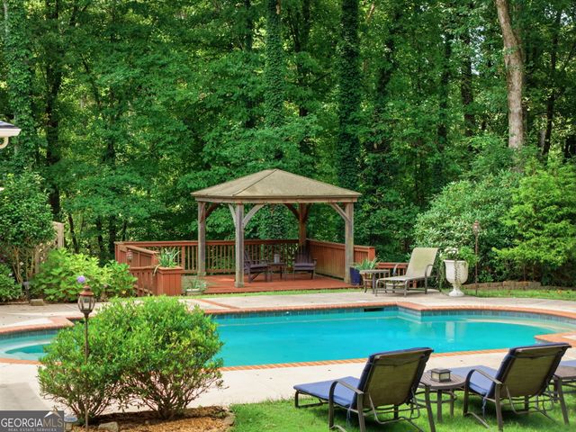 1040 Finnsbury Drive, Roswell, GA 30075