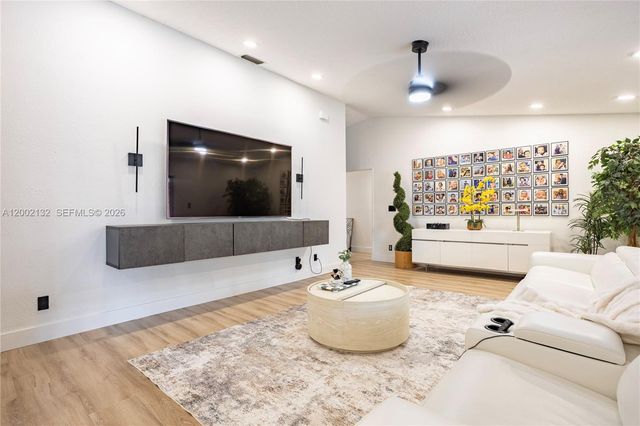 1030 NW 95th Ter, Plantation, FL 33322