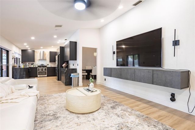 1030 NW 95th Ter, Plantation, FL 33322