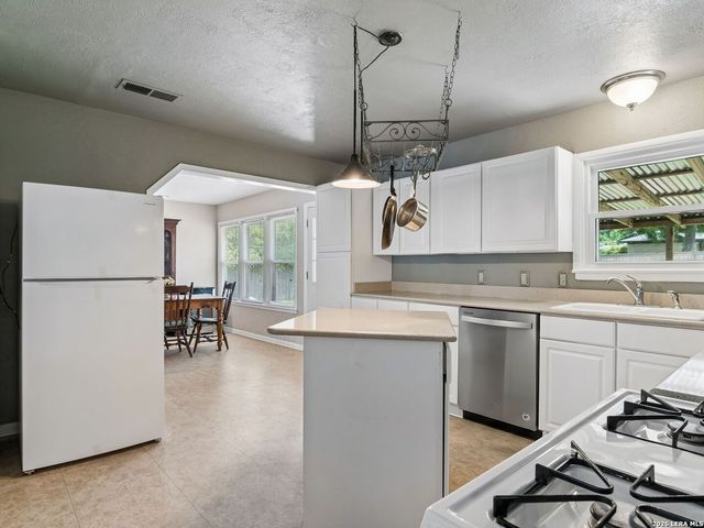 438 Oakleaf Drive, San Antonio, TX 78209